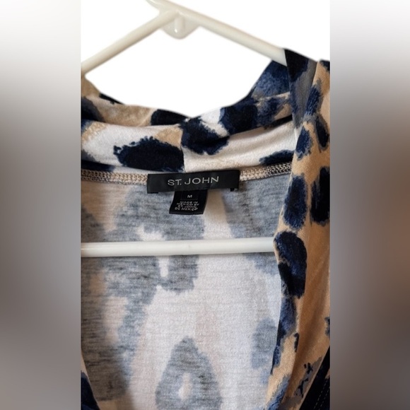 St. John Women's Cream Blue Leopard Print Drape Neck Blouse Size M - Picture 7 of 7